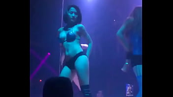 Cafe DJ – Gái xinh mặc bikini múa cột trong quán bar