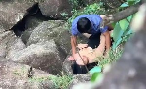 Đi du lịch với công ty lén chịch vợ của đồng nghiệp