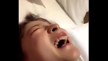 Bạn gái đã khóc vì đau bím lần đầu quan hệ