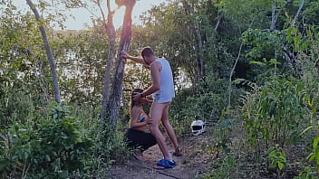 Phượt thủ chịch bạn trong rừng vắng